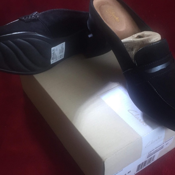 Size 6.5 Clarks Slip On - Picture 2 of 4